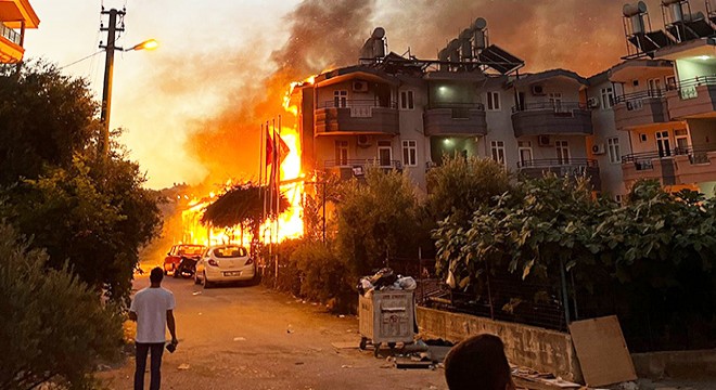 Antalya'da otel lojmanı yandı