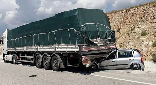 Antalya'da otomobil TIR'a çarptı: 1 ölü