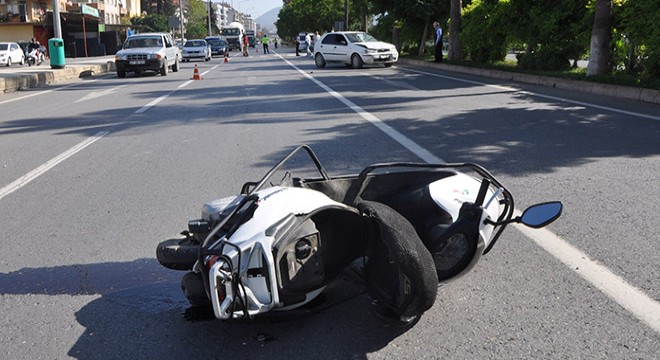 Antalya'da otomobilin çarptığı motosikletli yaralandı