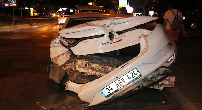 Antalya'da park halindeki otomobile çarptı; 3 yaralı