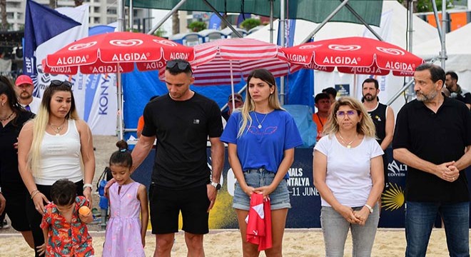 Antalya'da plaj hentbolunda duygulandıran görüntü