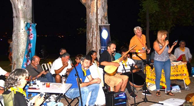 Antalya'da plajda şiir gecesi