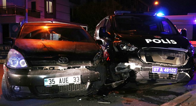 Antalya'da polis aracı kaza yaptı; 1 polis yaralı