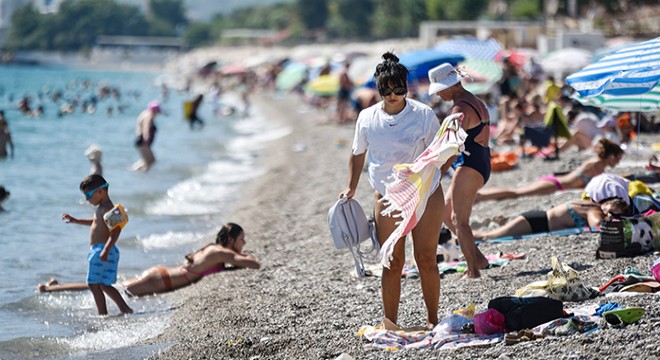 Antalya'da sahillerde hafta sonu yoğunluğu