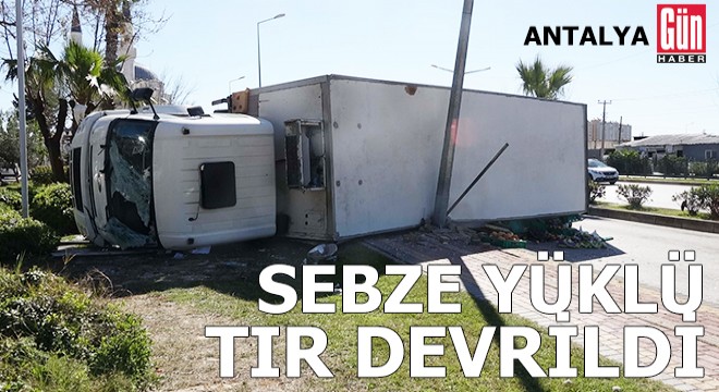 Antalya'da sebze meyve yüklü TIR devrildi