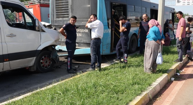 Antalya'da servis minibüsü halk otobüsüne çarptı: 4 yaralı