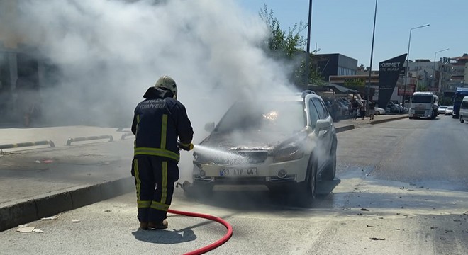 Antalya'da seyir halindeki otomobil yandı