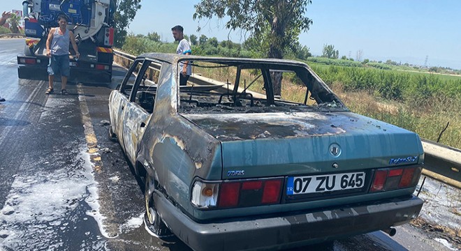 Antalya'da seyir halindeki otomobil yandı