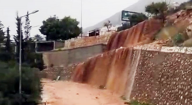 Antalya'da şiddetli yağış su baskınlarına neden oldu