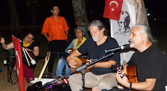 Antalya'da şiirler plaja taşındı