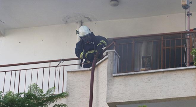 Antalya'da şofbenden çıkan yangın apartmandakileri sokağa döktü