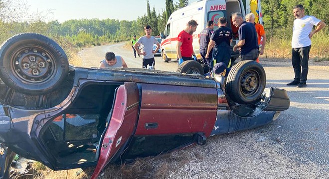 Antalya'da takla atan otomobilde 2 yaralı