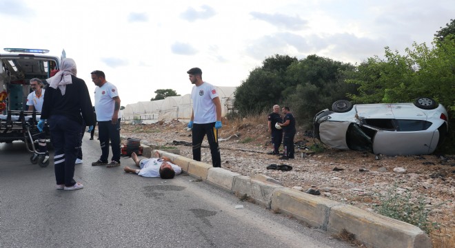 Antalya'da takla atan otomobilde 2 yaralı