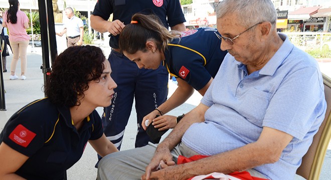 Antalya'da tansiyonu düşen gaziye sağlık görevlileri müdahale etti