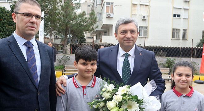 Antalya'da tatile giren öğrencilere karnelerini vali verdi