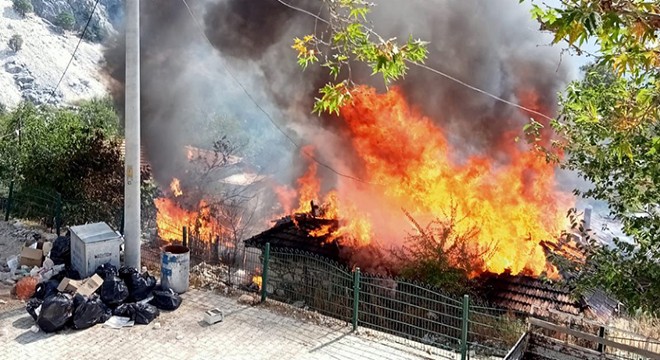 Antalya'da tek katlı ev yangında kül oldu