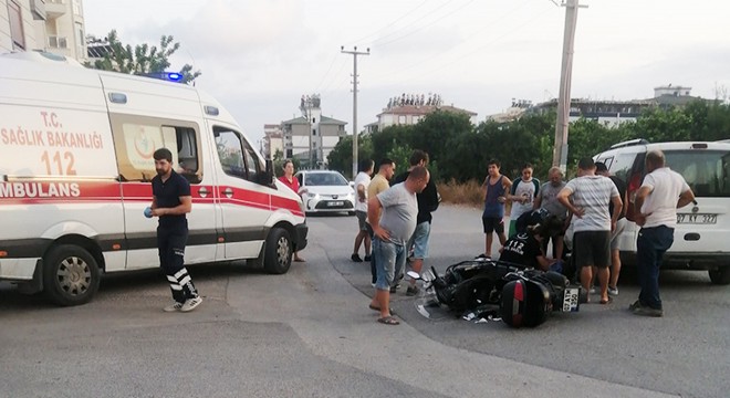 Antalya'da ticari araçla çarpışan motosikletin sürücüsü yaralandı