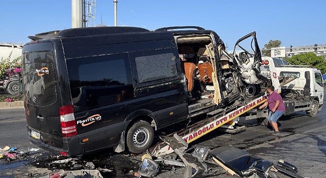 Antalya'da tur minibüsü TIR'a çarptı: 2 ölü, 10 yaralı