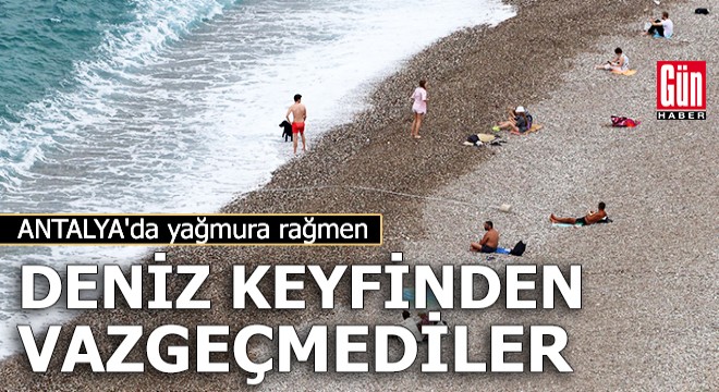 Antalya'da yağmura rağmen deniz keyfinden vazgeçmediler