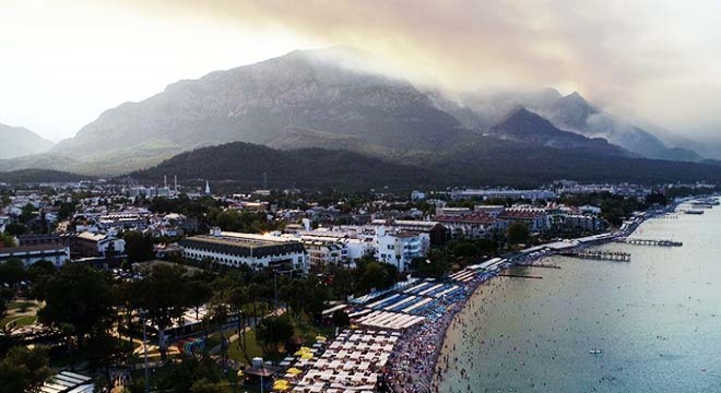 Antalya'da yangında paniğe kapılan tatilcilerin yakınlarına görüntülü ikna