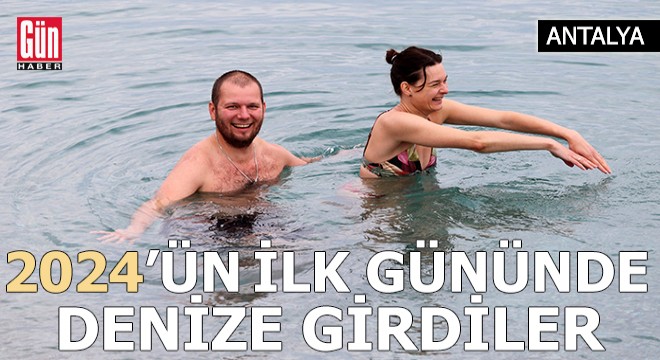 Antalya'da yeni yılın ilk gününde denize girdiler