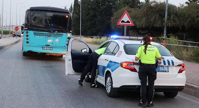 Antalya'da yolcunun ayağı tekerin altında kaldı