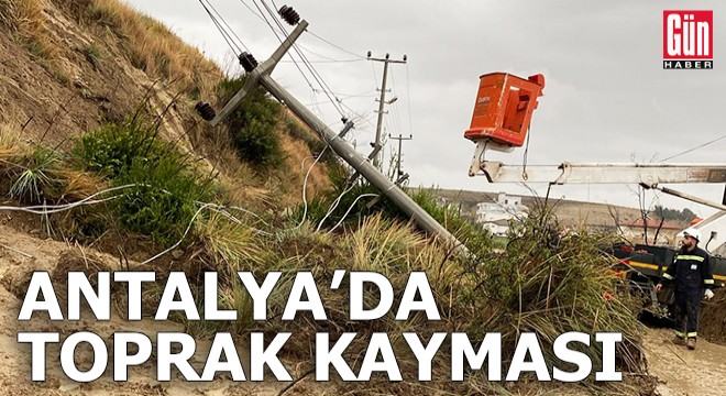 Antalya'da yolda toprak kayması