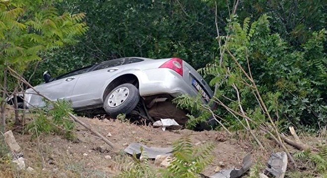 Antalya plakalı araç Burdur'da şarampole devrildi; 1 yaralı