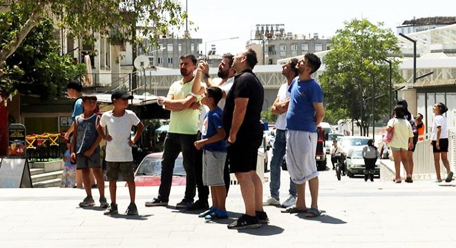 Antalya sıcağına aldırmadan itfaiyenin çalışmasını izlediler