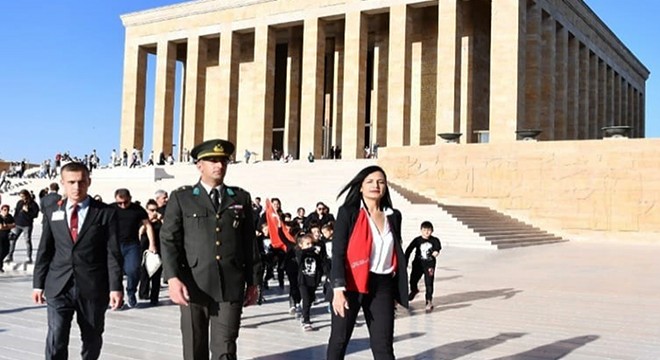 Antalyalı öğretmen, öğrenci ve velilerden Anıtkabir'e ziyaret