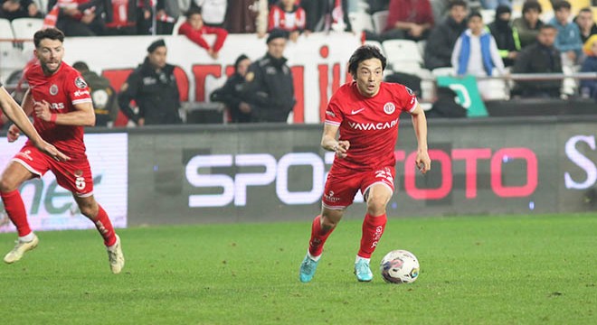 Antalyaspor'da Nakajima ile yollar ayrıldı