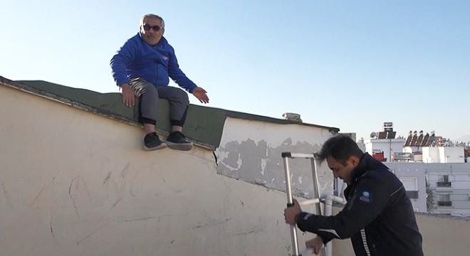 Anten düzeltmeye çıktığı çatıda mahsur kaldı