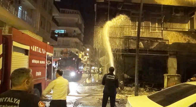 Atölyede çıkan yangında 12 kişi dumandan etkilendi