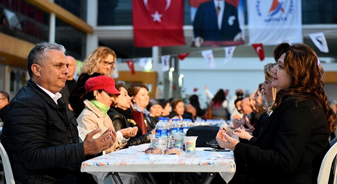 Başkan Uysal, 'Bir elimiz deprem bölgesinde'