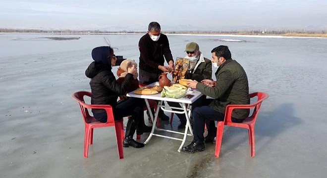 Buz tutan göl üstünde mangal yakıp, piknik yaptılar