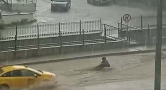 Cadde ve sokaklar suyla doldu, sele kapılan kadını taksici kurtardı