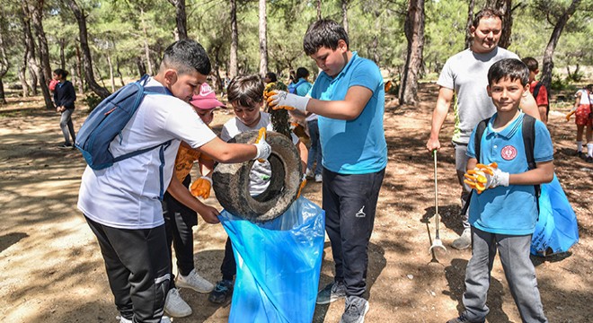 Antalya'da çocuklar ormandan poşet poşet çöp topladılar