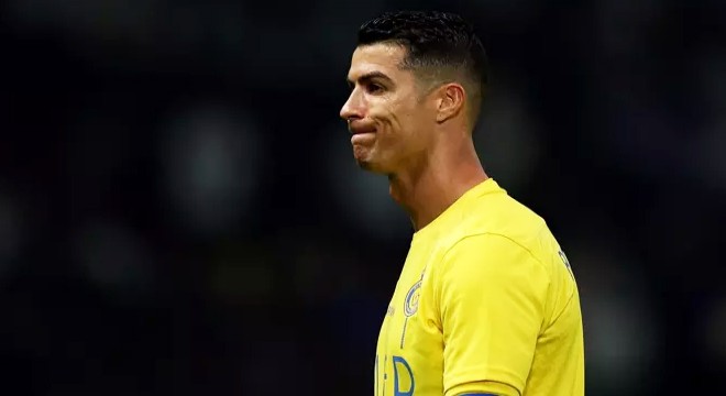 Cristiano Ronaldo 'Messi' tezahüratlarına yine sabredemedi