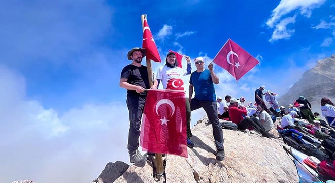 Dağcılar, 15 Temmuz'da Aladağlar'da 5 zirveye tırmandı