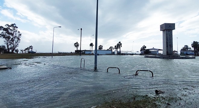 Deniz suyu Antalya Titreyengöl'e karıştı