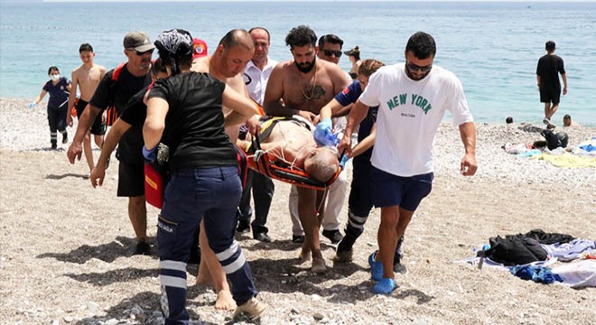 Denizde hareketsiz gördüğü kişiyi boğulmaktan kurtardı