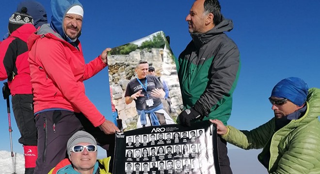 Depremde kaybedilen rehberler fotoğraflarıyla Ağrı Dağı zirvesinde