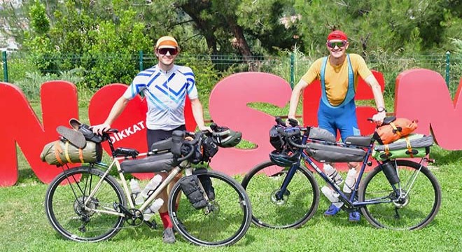 Depremzedelere destek için binlerce kilometre pedal çeviriyor