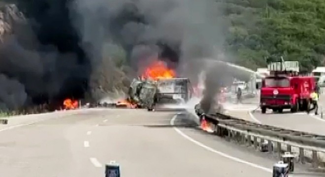 Devrilen boya ve tiner yüklü TIR, alev alev yandı