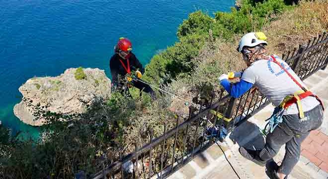 Antalya'da doğa harikası falezlerde temizlik