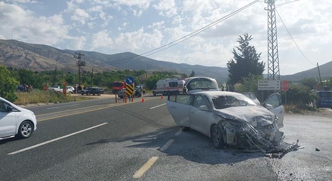 Elazığ’da otomobiller çarpıştı: 1 ölü 6 yaralı