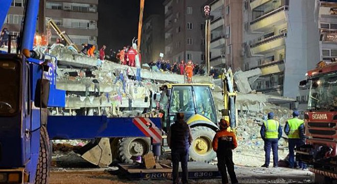 Emrah Apartmanı'nın enkazından bir erkek cesedi çıkartıldı