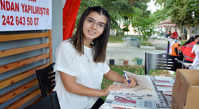 Engelli Şevval şiir kitabını imzaladı