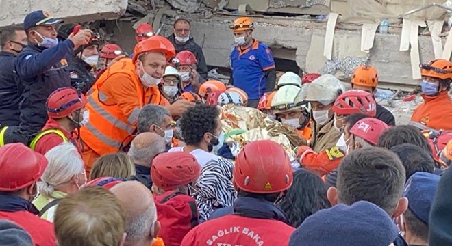 Enkazdan önce köpeği Fıstık, ardından İnci kurtarıldı