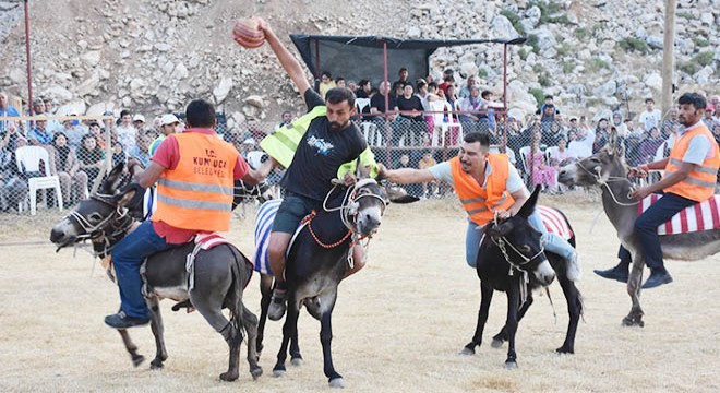 Eşek üzerinde 'Yörük futbolu'